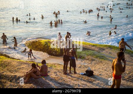 Ein magischer Ort: Die Menschen applaudieren, wenn die Sonne am Arpoador-Felsen untergeht, mit Blick auf den Strand von Ipanema und die Berge von Morro Dois Irmaos und Leblon im Hintergrund. Kamera: Leica M10 Stockfoto