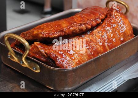 Kopenhagen, Dänemark. 12.Juli 2021,Metzger bereitet Schweinefleisch für Bracuse in der dänischen Hauptstadt Kopenhagen Dänemark. (Foto..Francis Joseph Dean/Dean Picture Stockfoto