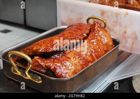 Kopenhagen, Dänemark. 12.Juli 2021,Metzger bereitet Schweinefleisch für Bracuse in der dänischen Hauptstadt Kopenhagen Dänemark. (Foto..Francis Joseph Dean/Dean Picture Stockfoto