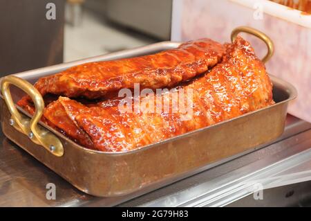 Kopenhagen, Dänemark. 12.Juli 2021,Metzger bereitet Schweinefleisch für Bracuse in der dänischen Hauptstadt Kopenhagen Dänemark. (Foto..Francis Joseph Dean/Dean Picture Stockfoto