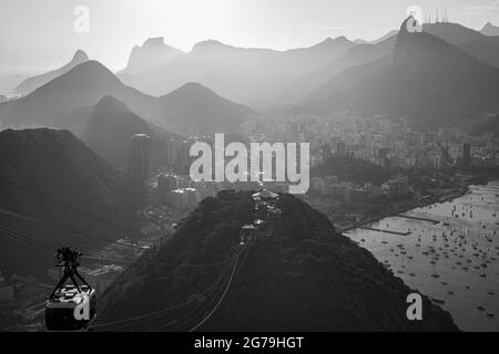 Panoramablick auf die Seilbahn zwischen dem Zuckerhut und dem Urca-Hügel bei Sonnenuntergang vom Zuckerhut aus. Aufgenommen mit Leica M10 Stockfoto