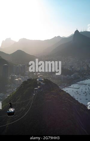 Panoramablick auf die Seilbahn zwischen dem Zuckerhut und dem Urca-Hügel bei Sonnenuntergang vom Zuckerhut aus. Aufgenommen mit Leica M10 Stockfoto