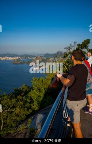 Panoramablick auf Rio de Janeiro bei Sonnenuntergang vom Gipfel Des Zuckerhut aus. Aufnahme mit Leica M10 Stockfoto