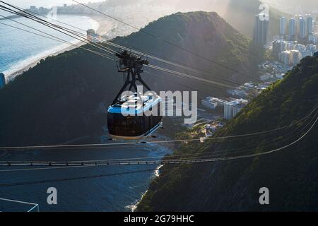 Panoramablick auf die Seilbahn zwischen dem Zuckerhut und dem Urca-Hügel bei Sonnenuntergang vom Zuckerhut aus. Aufgenommen mit Leica M10 Stockfoto