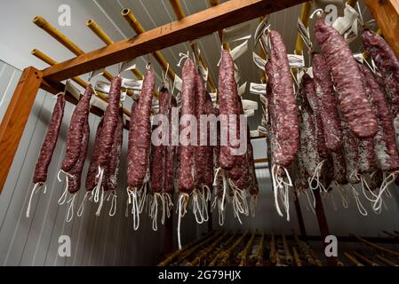 Katalanischer Fuettrockner bei der Firma Embotits Vilardaga in Alpens, Lluçanès (Osona, Barcelona, Katalonien, Spanien) ESP: Secador de fuets en Cataluña Stockfoto