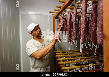 Katalanischer Fuettrockner bei der Firma Embotits Vilardaga in Alpens, Lluçanès, mit Josep Vilardaga (Osona, Barcelona, Katalonien, Spanien) Stockfoto