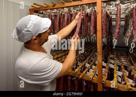 Katalanischer Fuettrockner bei der Firma Embotits Vilardaga in Alpens, Lluçanès, mit Josep Vilardaga (Osona, Barcelona, Katalonien, Spanien) Stockfoto