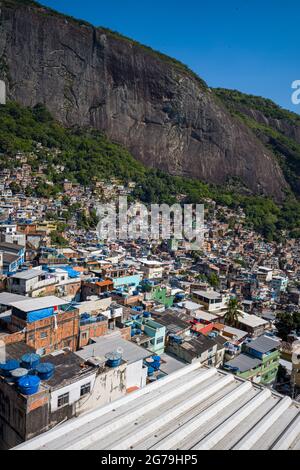 In Rocinha. Die größte Favela Brasiliens befindet sich in der südlichen Zone von Rio de Janeiro zwischen den Bezirken SÃ£o Conrado und Gávea. Stockfoto