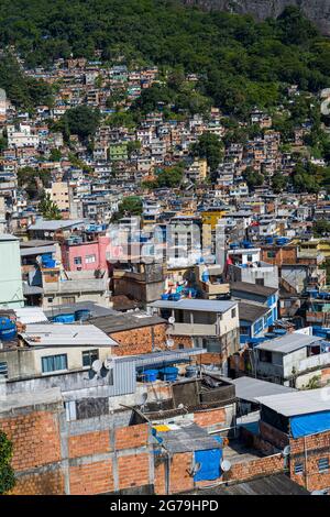 In Rocinha. Die größte Favela Brasiliens befindet sich in der südlichen Zone von Rio de Janeiro zwischen den Bezirken SÃ£o Conrado und Gávea. Stockfoto