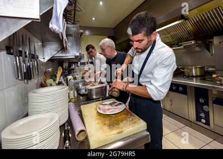 Küchenchef Toni Sala und sein Team in der Küche des Fonda Sala. Dieses Restaurant wurde mit einem Michelin-Stern ausgezeichnet (Osona, Barcelona, Katalonien, Spanien) Stockfoto