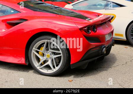 Nahaufnahme des Hinterrads Red Ferrari F8 Tributo Auto geparkt bei einem Super Car Day Public Event Sardinero Santander Cantabria Spanien 2021. Juni Stockfoto