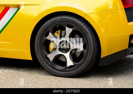 Nahaufnahme des Rades eines gelben Lamborghini Gallardo-Autos, das bei einer öffentlichen Veranstaltung des Super Car Day in Santander Cantabria, Spanien, am 2021. Juni zu sehen war Stockfoto