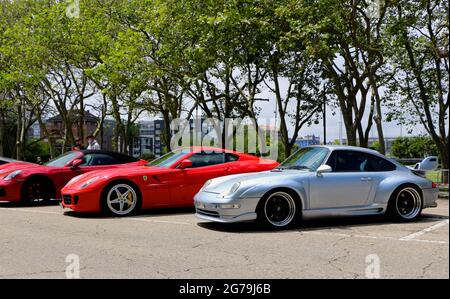 Silber Porsche 911 GT Auto geparkt neben Ferraris bei einem Super Car Tag öffentliche Veranstaltung Sardinero Santander Cantabria Spanien 2021. Juni Stockfoto