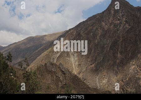 Der kahle Berghang und der Gipfel des Patacancha-Gebirges in den Anden in Peru Stockfoto