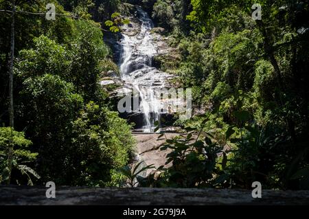 Wunderschöner Wasserfall namens 'Cascatinha Taunay' auf grüner Natur im atlantischen Regenwald, Tijuca Forest National Park in Alto da Boa Vista, Rio de Janeiro, Brasilien Stockfoto