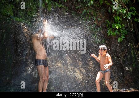 Eine Wasserfalldusche im Tijuca Nationalpark in Rio de Janeiro, Brasilien Stockfoto