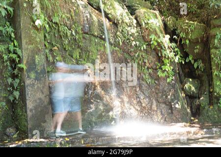 Wunderschöner Wasserfall namens 'Cascatinha Taunay' auf grüner Natur im atlantischen Regenwald, Tijuca Forest National Park in Alto da Boa Vista, Rio de Janeiro, Brasilien Stockfoto