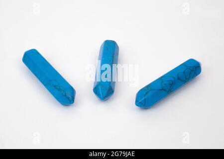 Blue Turquoise Points, Edelsteine zur Heilung vor weißem Hintergrund fotografiert Stockfoto