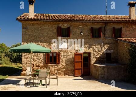 Landhaus von La Caseta del Coll de l'Arç, in Olost, an einem Sommermorgen (Lluçanès, Osona, Barcelona, Katalonien, Spanien) Stockfoto