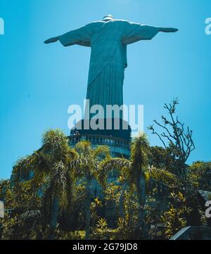 Viele Touristen an der Christusstatue (Cristo Redentor) auf dem Berg Corcovado in Rio de Janeiro, Brasilien. Stockfoto