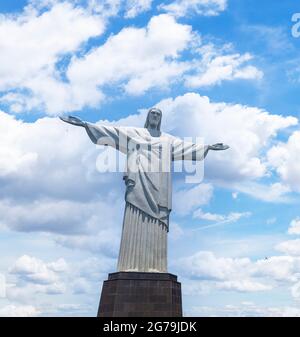 Die Christusstatue, die vom französischen Bildhauer Paul Landowski geschaffen wurde und zwischen 1922 und 1931 auf dem Corcovado-Berg in Rio de Janeiro, Brasilien, errichtet wurde. Stockfoto