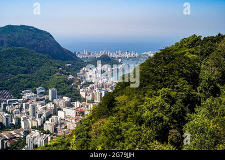 Genießen Sie den spektakulären Blick von Mirante Dona Marta auf die Guanabara Bucht an einem klaren Tag mit blauem Himmel und Bergen im Hintergrund und dem Atlantischen Ozean in Rio de Janeiro, Brasilien, Südamerika Stockfoto