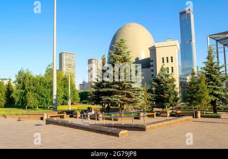 Nur-Sultan - Kasachstan: 10. Juni 2021: Zentrum von nur-Sultan, Blick auf den Abu Dhabi Plaza, die kasachische Nationalarchieve und den Nurjol Boulevard im Sommer Stockfoto