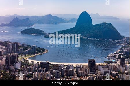 Blick von (Heliport) Mirante Dona Marta auf die Guanabara Bay & zuckerhut an einem klaren Tag mit blauem Himmel und Bergen im Hintergrund und Atlantik in Rio de Janeiro, Brasilien, Südamerika Stockfoto
