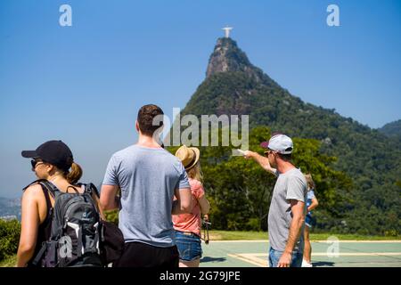 Corcovado Berg und Christus Statue von (Heliport) Mirante Dona Marta im Tijuca Nationalpark, Rio de Janeiro, Brasilien Stockfoto