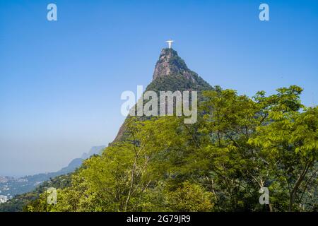 Genießen Sie den spektakulären Blick von Mirante Dona Marta auf die Guanabara Bucht an einem klaren Tag mit blauem Himmel und Bergen im Hintergrund und dem Atlantischen Ozean in Rio de Janeiro, Brasilien, Südamerika Stockfoto