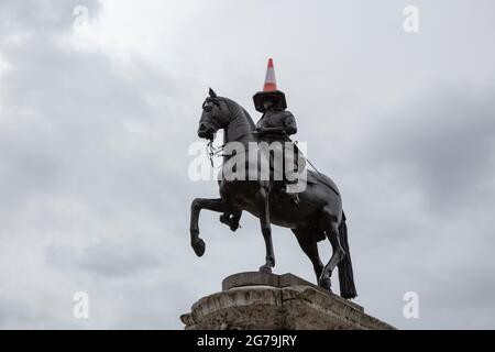 Euro 2020 Finale England gegen Italien --- EINE Statue von Charles I. in einem Verkehrskegel. Stockfoto