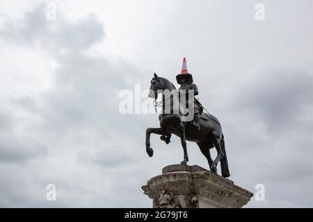 Euro 2020 Finale England gegen Italien --- EINE Statue von Charles I. in einem Verkehrskegel. Stockfoto