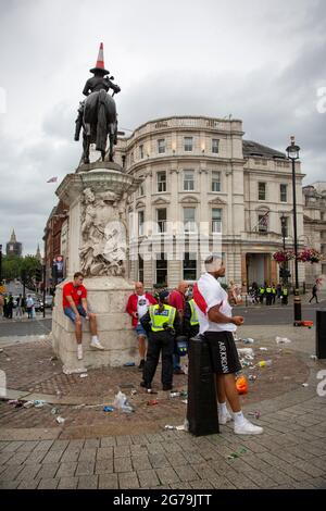 EM 2020 Finale England gegen Italien --- Fußballfans und Polizei bei einer Reiterstatue von Charles I. mit einem Verkehrskegel. Stockfoto