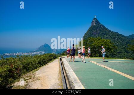 Corcovado Berg und Christus Statue von (Heliport) Mirante Dona Marta im Tijuca Nationalpark, Rio de Janeiro, Brasilien Stockfoto