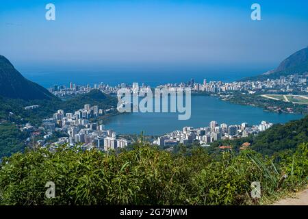 Genießen Sie den spektakulären Blick von Mirante Dona Marta auf die Guanabara Bucht an einem klaren Tag mit blauem Himmel und Bergen im Hintergrund und dem Atlantischen Ozean in Rio de Janeiro, Brasilien, Südamerika Stockfoto