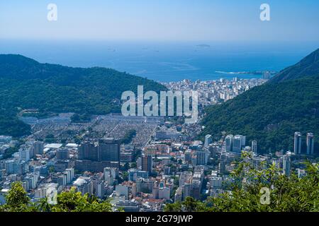 Genießen Sie den spektakulären Blick von Mirante Dona Marta auf die Guanabara Bucht an einem klaren Tag mit blauem Himmel und Bergen im Hintergrund und dem Atlantischen Ozean in Rio de Janeiro, Brasilien, Südamerika Stockfoto