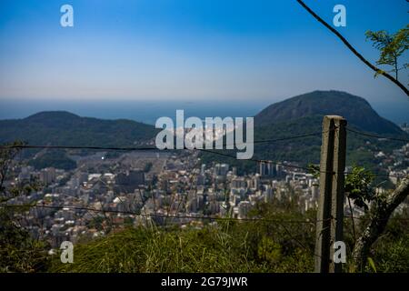 Genießen Sie den spektakulären Blick von Mirante Dona Marta auf die Guanabara Bucht an einem klaren Tag mit blauem Himmel und Bergen im Hintergrund und dem Atlantischen Ozean in Rio de Janeiro, Brasilien, Südamerika Stockfoto