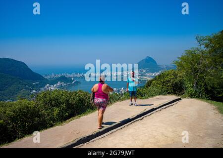 Genießen Sie den spektakulären Blick von Mirante Dona Marta auf die Guanabara Bucht an einem klaren Tag mit blauem Himmel und Bergen im Hintergrund und dem Atlantischen Ozean in Rio de Janeiro, Brasilien, Südamerika Stockfoto