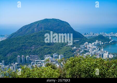 Genießen Sie den spektakulären Blick von Mirante Dona Marta auf die Guanabara Bucht an einem klaren Tag mit blauem Himmel und Bergen im Hintergrund und dem Atlantischen Ozean in Rio de Janeiro, Brasilien, Südamerika Stockfoto