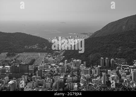 Genießen Sie den spektakulären Blick von Mirante Dona Marta auf die Guanabara Bucht an einem klaren Tag mit blauem Himmel und Bergen im Hintergrund und dem Atlantischen Ozean in Rio de Janeiro, Brasilien, Südamerika Stockfoto