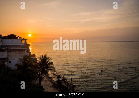 Genießen Sie den wunderbaren Sonnenuntergang in Prainha da Barra de Guaratiba vom Marambaia Roof Top Cafe rio aus Stockfoto