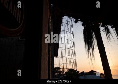 Genießen Sie den wunderbaren Sonnenuntergang in Prainha da Barra de Guaratiba vom Marambaia Roof Top Cafe rio aus Stockfoto