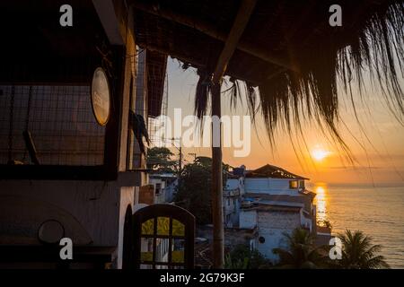 Genießen Sie den wunderbaren Sonnenuntergang in Prainha da Barra de Guaratiba vom Marambaia Roof Top Cafe rio aus Stockfoto