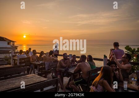 Genießen Sie den wunderbaren Sonnenuntergang in Prainha da Barra de Guaratiba vom Marambaia Roof Top Cafe rio aus Stockfoto