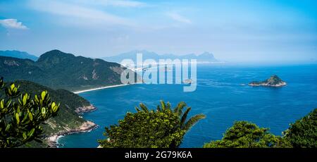 Blick auf die wilden Strände im Osten von Pedra do Telegrafo, Rio de Janeiro, Brasilien Stockfoto