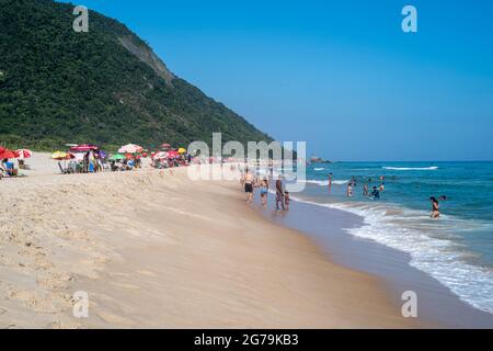 Strandleben am Strand von Grumari auf der Westseite von Rio de Janeiro, Brasilien, Südamerika, Brasilien Stockfoto