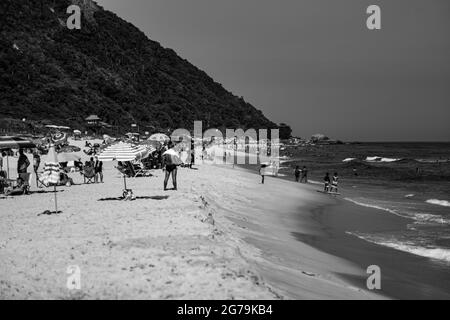 Strandleben am Strand von Grumari auf der Westseite von Rio de Janeiro, Brasilien, Südamerika, Brasilien Stockfoto