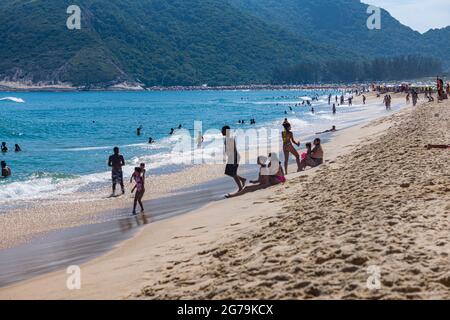 Strandleben am Strand von Grumari auf der Westseite von Rio de Janeiro, Brasilien, Südamerika, Brasilien Stockfoto