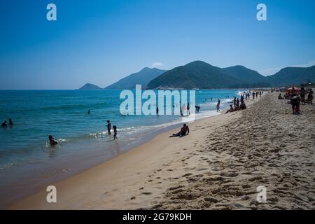 Strandleben am Strand von Grumari auf der Westseite von Rio de Janeiro, Brasilien, Südamerika, Brasilien Stockfoto