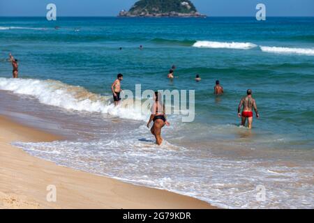 Strandleben am Strand von Grumari auf der Westseite von Rio de Janeiro, Brasilien, Südamerika, Brasilien Stockfoto